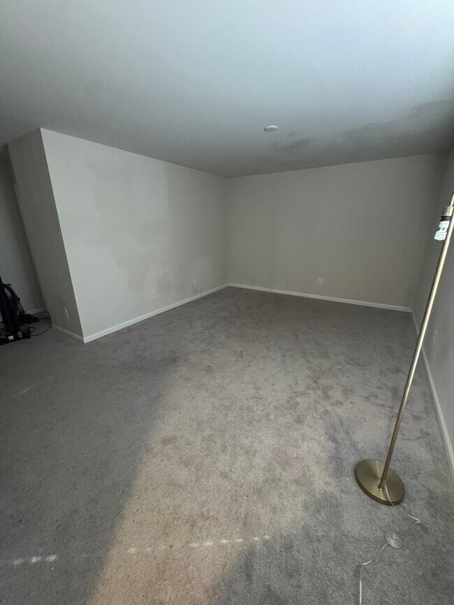 Building Photo - 5 Bedroom Home in Meadow Springs