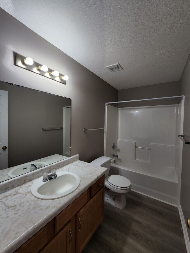 Building Photo - $1700 - 3 Beds 2 Bath + Bonus Room