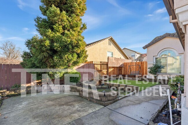 Building Photo - Spacious Home in Desireable Highland Hill ...