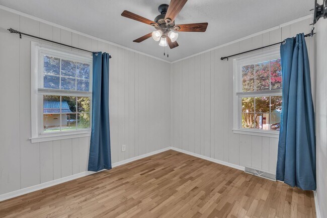 Building Photo - Well-maintained 3-bedroom, 1-bath all brick ranch offering 1,253 sq. ft. of functional living space