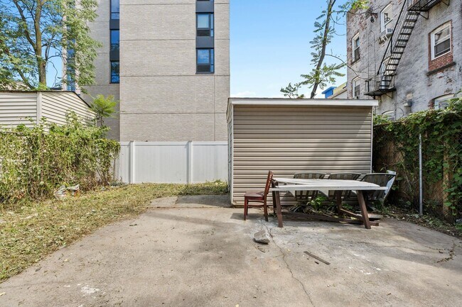 Building Photo - 110 Storms Ave