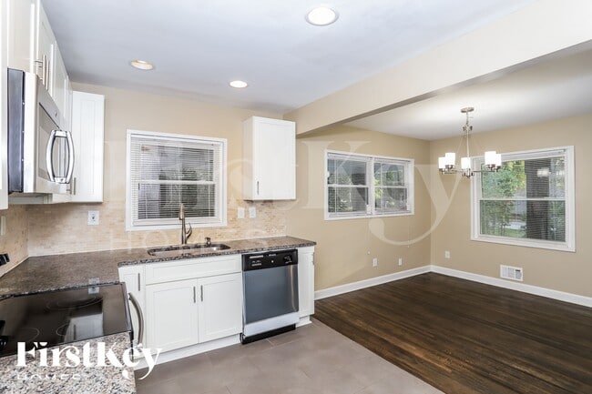 Building Photo - 1855 Shamrock Dr