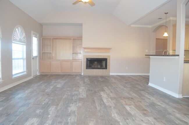 Building Photo - YOUR COASTAL PARADISE AWAITS!