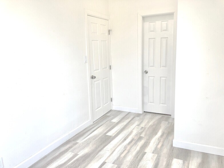 Building Photo - 158 E 35th St