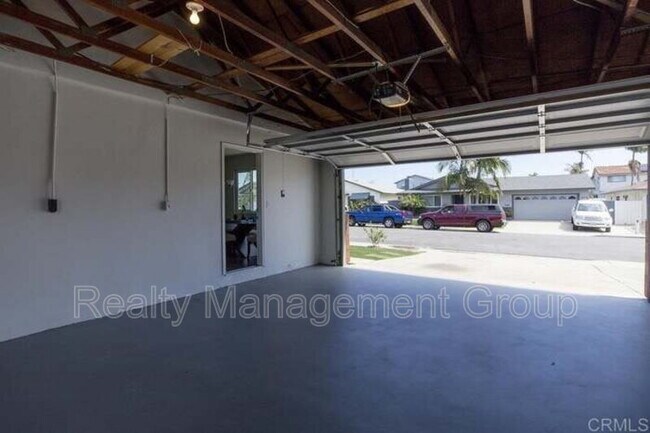 Building Photo - 888 Narwhal St