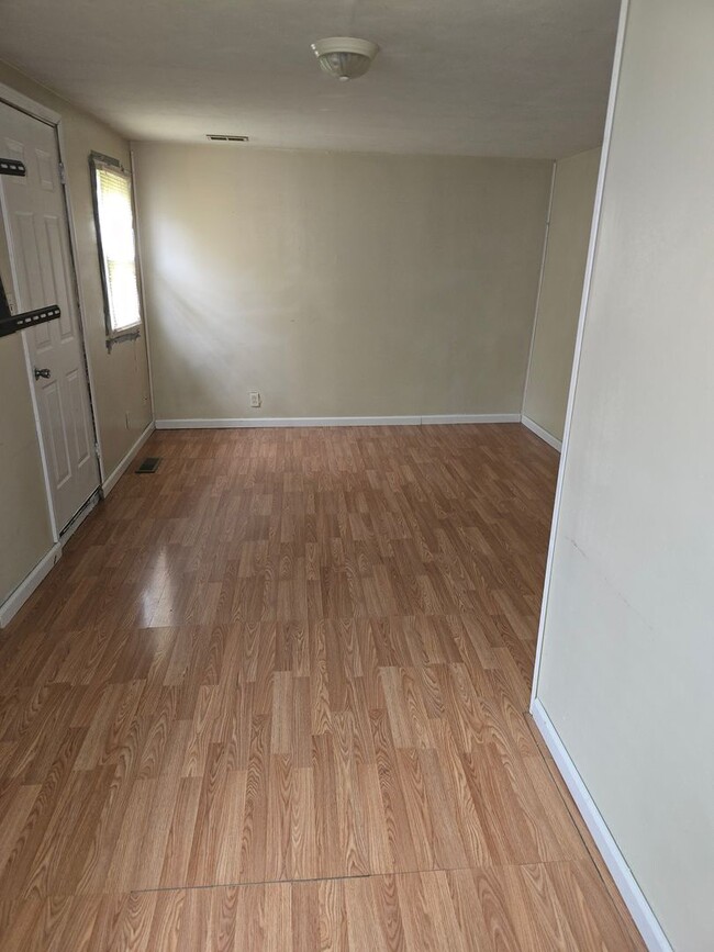 Building Photo - 3 Bedroom 2 Bathroom for $1350.00