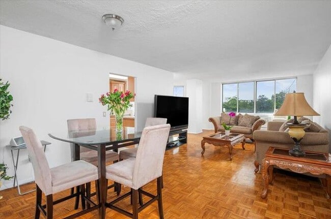 Building Photo - Rochelle