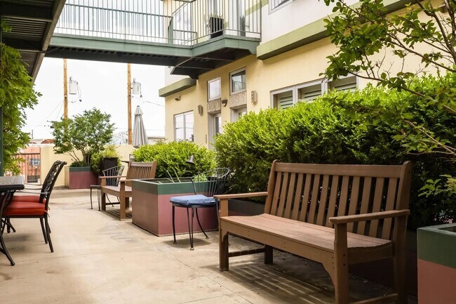 Building Photo - Modern Art Deco Two Bedroom Condo in Nob Hill