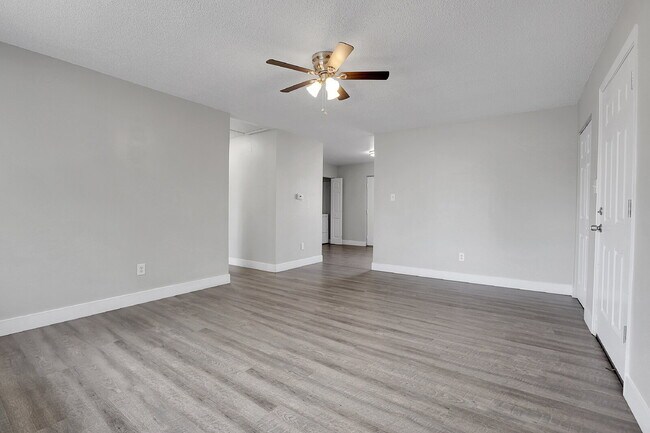 Building Photo - $1,345.00 - 2 Bed, 1 Bath Updated Unit in Denver with In Unit Laundry!