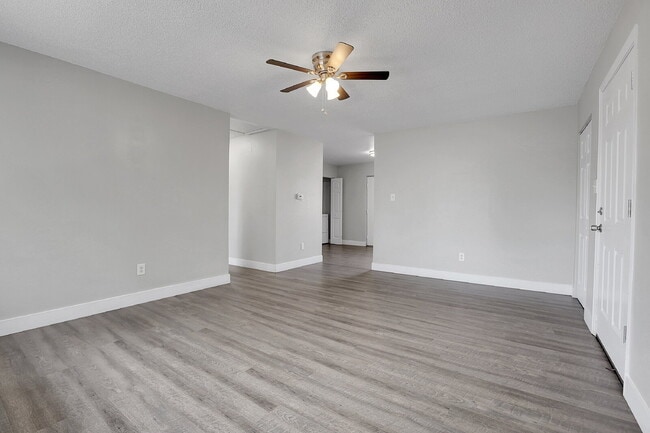 Building Photo - $1,445 2 Bed, 1 Bath Updated Unit in Denver with In Unit Laundry!