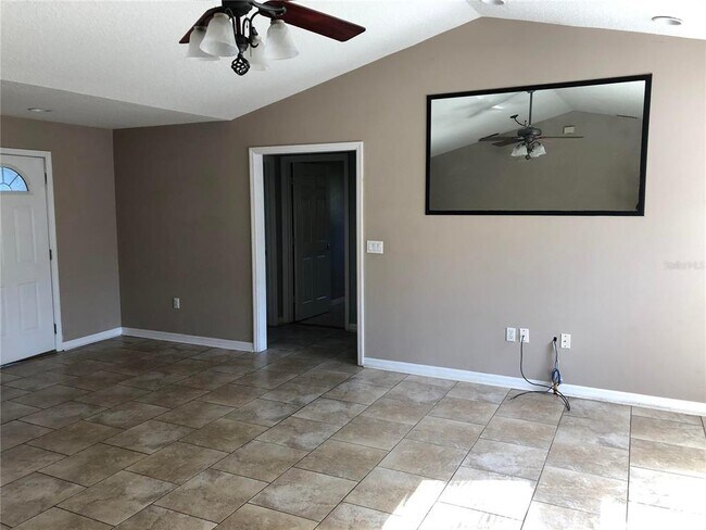 Building Photo - 616 E 1st St