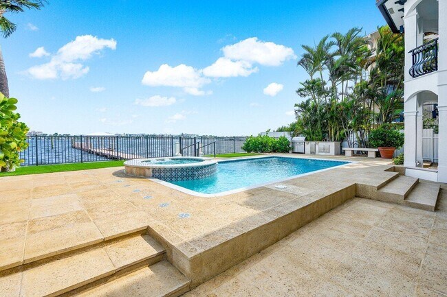 Building Photo - 1 18th Ave S