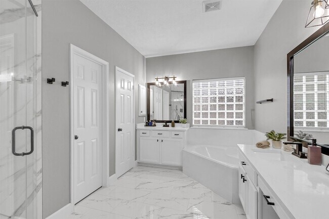 Building Photo - 3002 E Lake Falls Cir