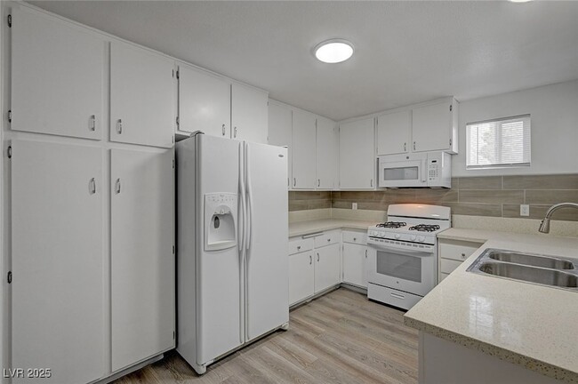 Building Photo - 7182 Acorn Ct