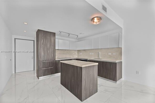 Building Photo - 3131 NE 7th Ave