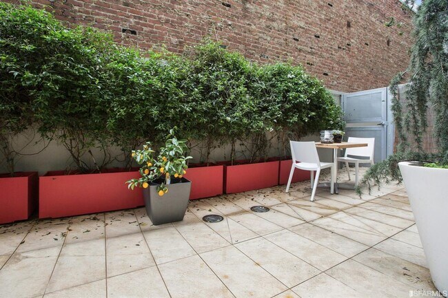 Building Photo - Spacious Centrally Located 1 bed + Den/ 1....