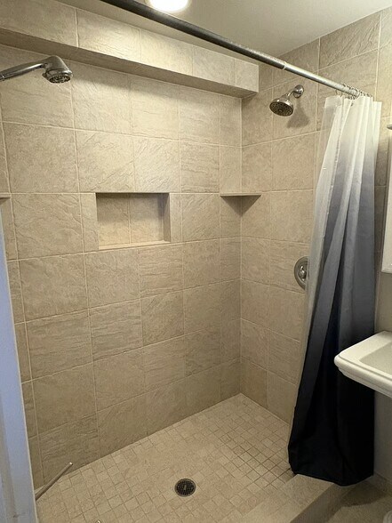 Building Photo - 6021 NE Milton St