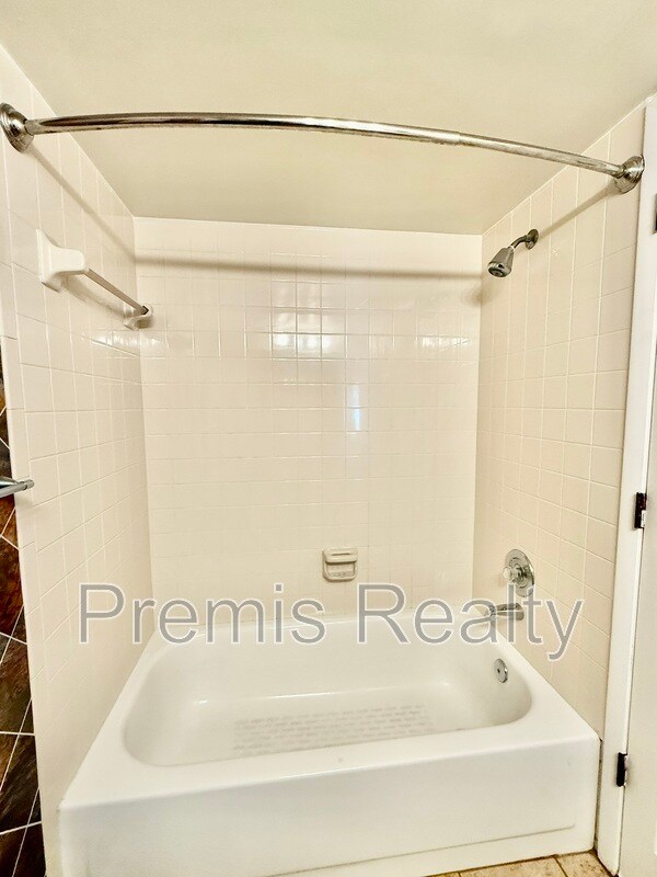 Building Photo - 747 Brook St NE