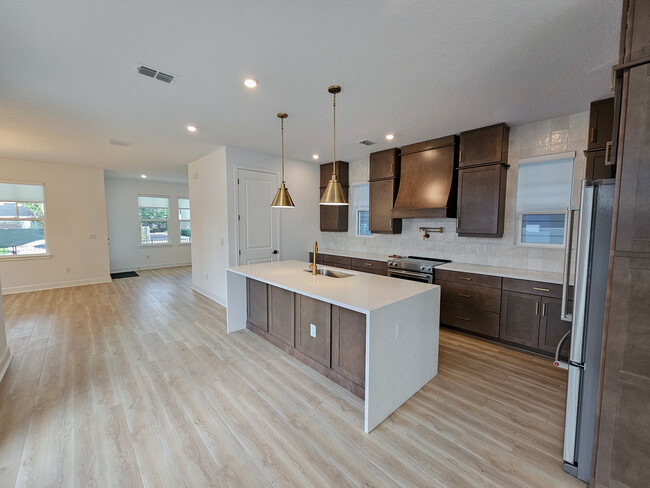 Building Photo - 408 E Oak Ave