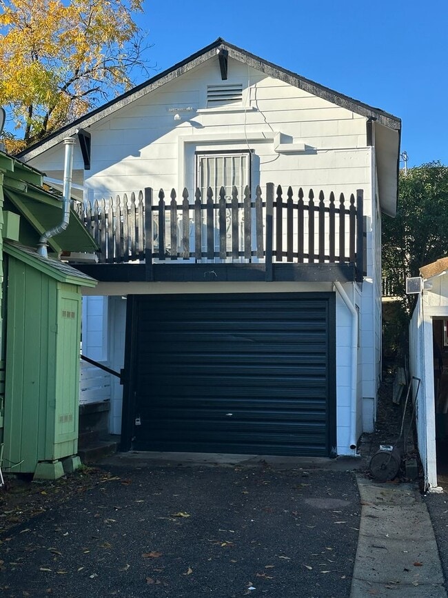 Building Photo - Chestnut-1918/1920