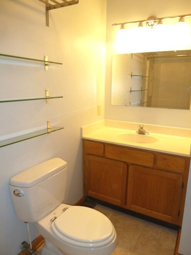 Building Photo - Lovely, updated 2br in Weatherhill. Great location & Carrboro charm!