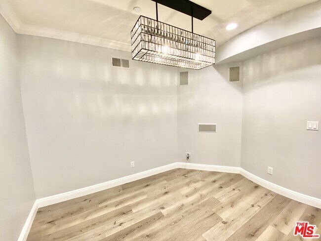 Building Photo - 1135 Rexford Dr