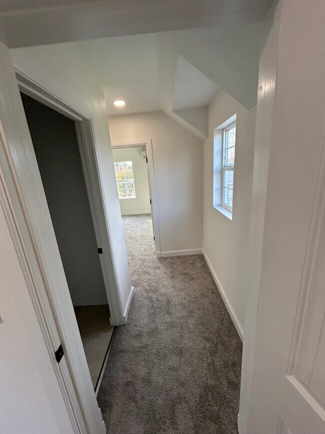 Building Photo - 2050 Roosevelt Ave