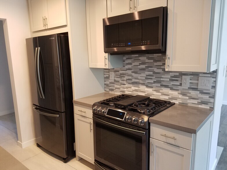 Kitchen Applicances - 11946 Dorothy St
