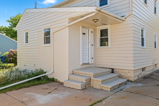 Building Photo - 749 Appleton Rd