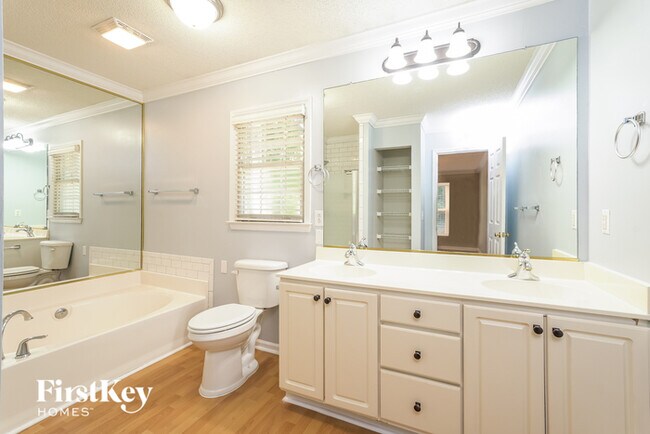 Building Photo - 790 Somerset Dr