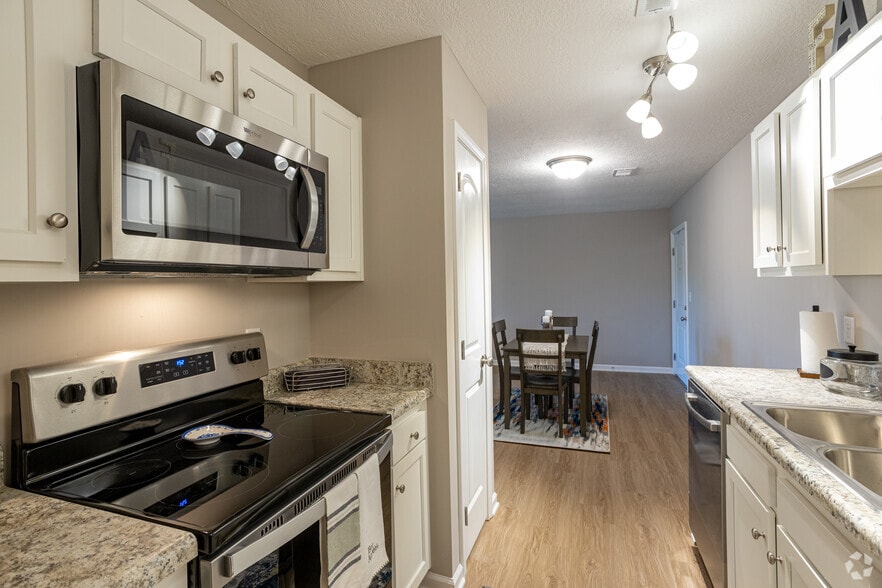 2BR, 2BA - 1,020 SF - Kitchen - Stonecrest Apartments