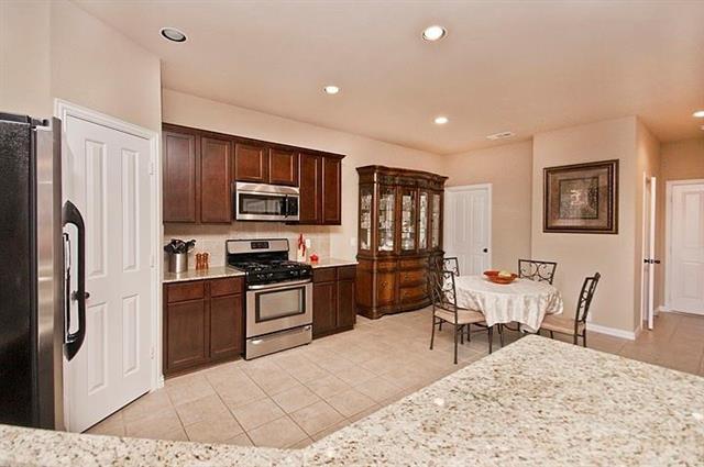 Building Photo - 859 Llano Dr