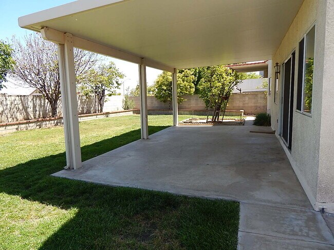 Building Photo - 20410 Mesa Oak Dr