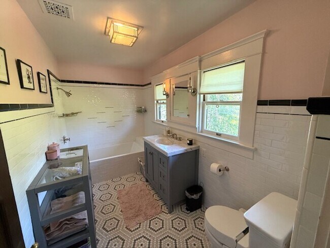 Building Photo - Furnished Craftsman Home - Pool, Entertain...