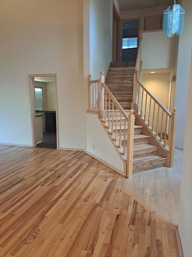 Building Photo - Stunning Home - Spacious Rooms !  Large yard