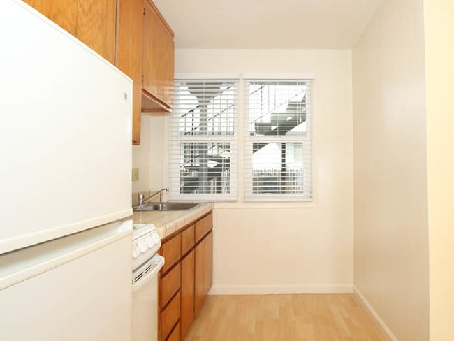 Building Photo - 670 Live Oak Ave
