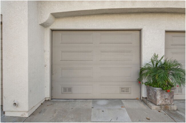 Building Photo - Tennis Villas 2 Bedroom Condo!