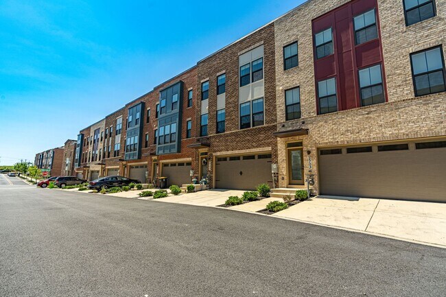 Building Photo - Modern 3 BR Townhome in Village of Towne Square Includes Trash, Cable/internet and Landscaping!