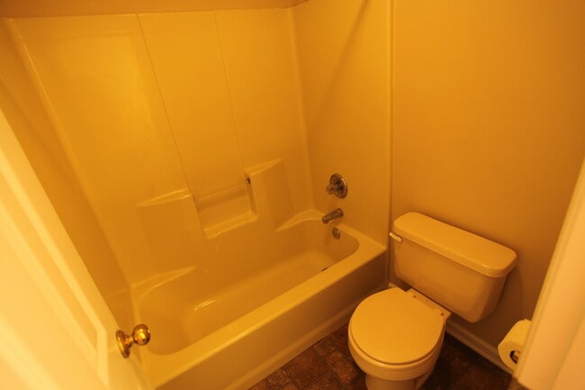 Building Photo - Duplex in Auburn - Available August!