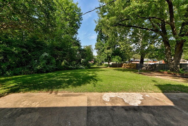 Building Photo - 1202 Benson Dr