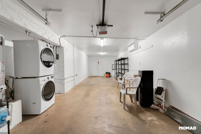 Building Photo - Central Phoenix Home + Rare Climate-Contro...