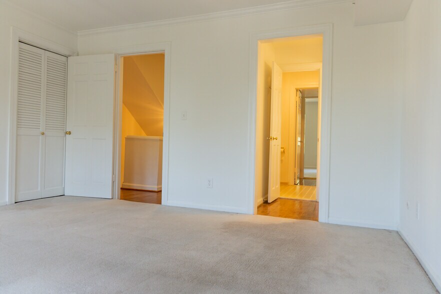 Building Photo - 817 Botetourt Gdns