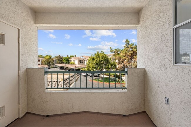 Building Photo - ? Spacious 2 Bedroom / 2 Bath Condo in Sab...