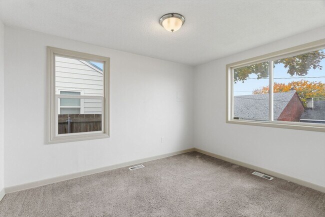 Building Photo - Charming 4 Bed, 2 Bath w/ Garage! *SPECIAL...