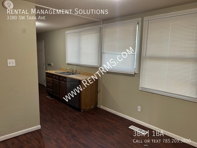 Building Photo - **MOVE-IN SPECIAL**3380 SW Tara Ave - 3 BE...