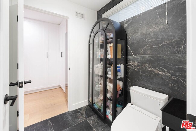 Building Photo - 3541 Multiview Dr