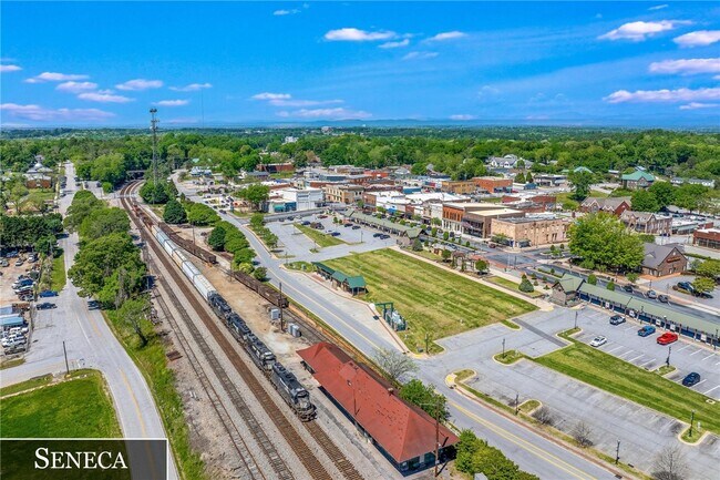 Building Photo - 710 Evelyn Dr