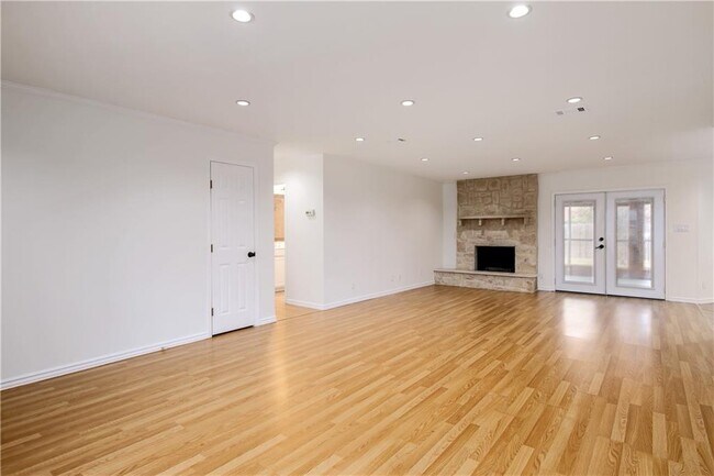Building Photo - 8706 Primrose Ln