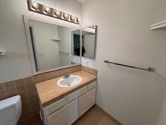 Building Photo - Bright 2BR/2BA Condo in Prime Richmond Dis...