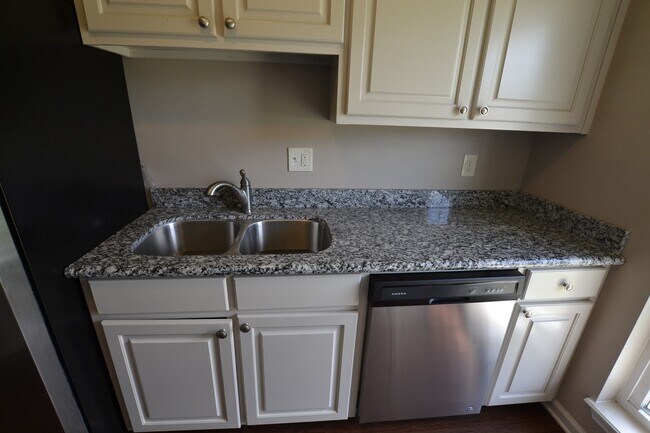 Building Photo - Charming 3 bedroom Duplex Conveniently Loc...